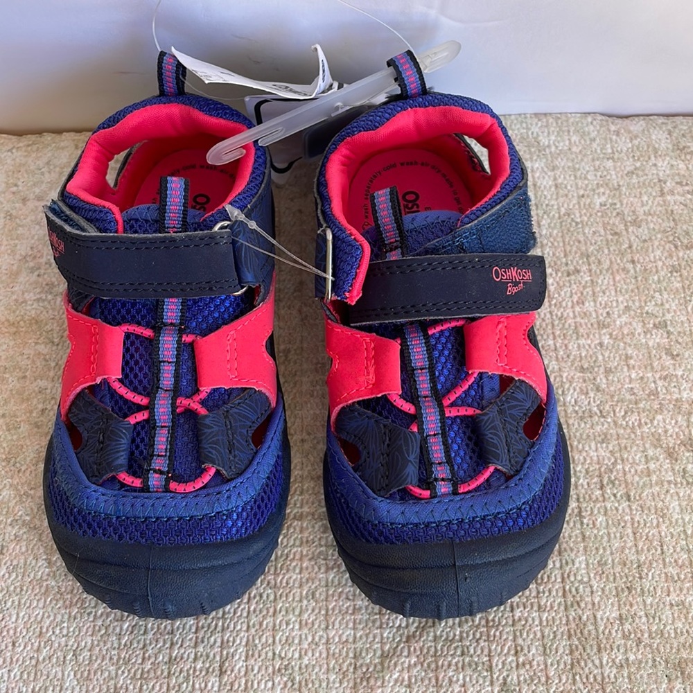 New with Tag Oshkosh Kids Shoe Sandal Valcro closure. Size 10